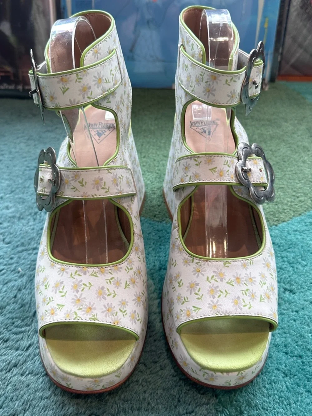 Fluevog NEARLY NEW Picnic Charleson white/green daisies buckle platform sandal-9 - Picture 5 of 16